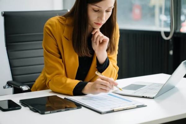 Financial advisor reviewing the 2026 CDFA industry report to grow their practice
